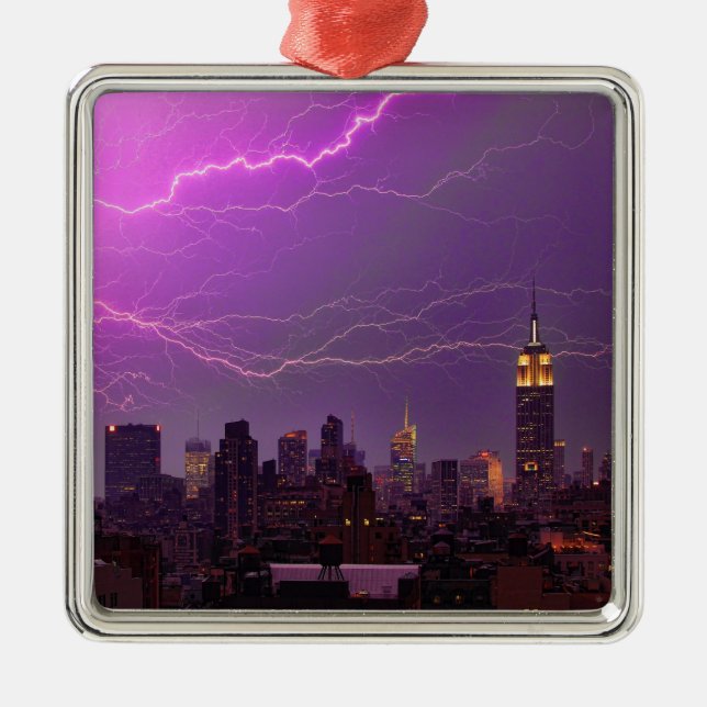 Mammoth Lightning Strejka Over Midtown NYC Skyline Julgransprydnad Metall (Framsidan)