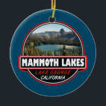 Mammoth Sjöar California Travel Art Emblem Julgransprydnad Keramik<br><div class="desc">Mammoth Sjöar konstdesign som visar staden i Kaliforniens Sierra Nevada-berg. Det är känt för Mammoth Mountain och June Mountain skidområden och närliggande spår.</div>