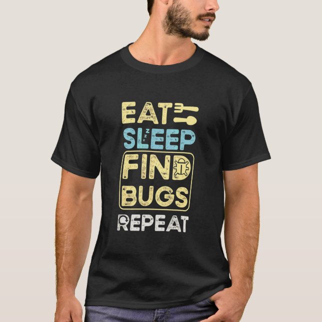 Män Äter Sova Hitta Buggar Upprepa  Programmerare  T Shirt (Framsida)