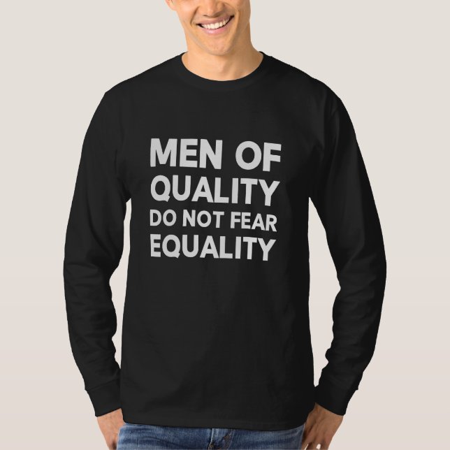 Män av kvalitet fruktar inte jämställda feministis t shirt (Framsida)