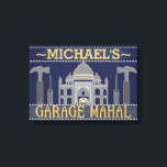 Man Cave Funny Garage Mahal Verktyg | Anpassat nam Canvastryck<br><div class="desc">Den här roliga personligen är perfekten för att dekorera din mangrotta. Det står: "[Ditt namn] Garage Mahal" och visar en kontur av Taj Mahal med hammare, skruvmejslar och en liten bil som ser ut som om den står parkerad i mitten. Lägg enkelt till ditt namn överst. Färg är blå, grått...</div>