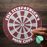 Man Cave Personlig Darttavla<br><div class="desc">Lägg till din familj namn för att skapa en personlig ritbord, en underbar gåva till pappa, till din mangrotta, eller en gåva till husuppvärmningen.</div>