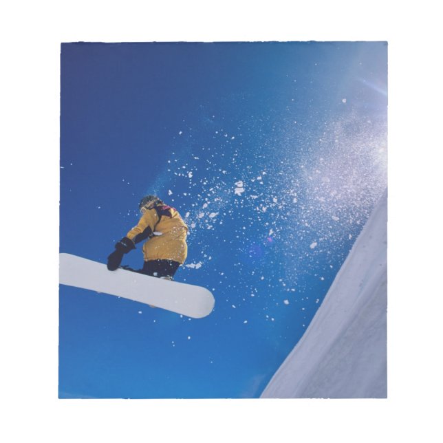Man flyger genom luften på en snowboard med anteckningsblock (Framsida)