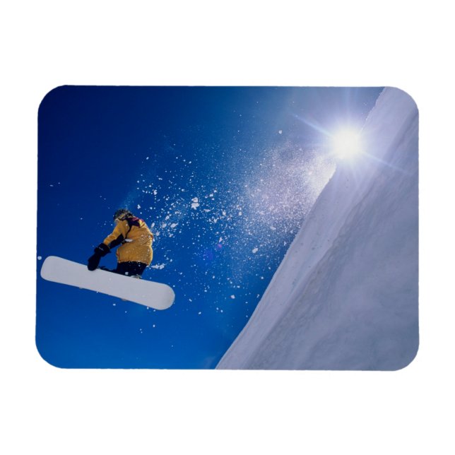 Man flyger genom luften på en snowboard med magnet (Horisontell)