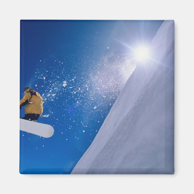 Man flyger genom luften på en snowboard med magnet (Framsidan)