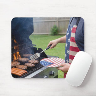 Man Grillade Hamburgare och Korvar Musmatta