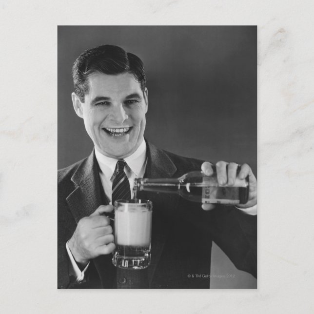 Man häller öl från flaska till pitcher (B&W). Vykort (Framsida)