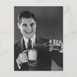 Man häller öl från flaska till pitcher (B&W). Vykort