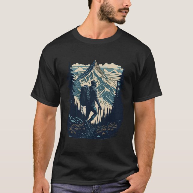 man hiking in mountains Funny Hiker Gift  T Shirt (Framsida)
