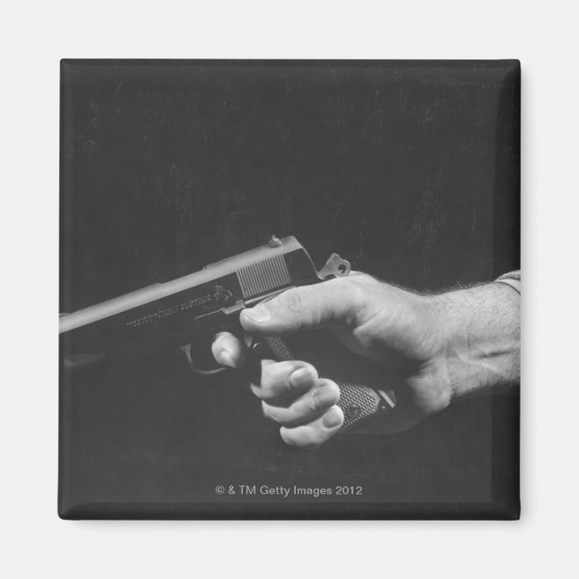 Man Holding Gun Magnet (Framsidan)