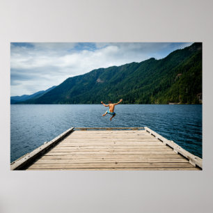 Man hoppar nära havet poster