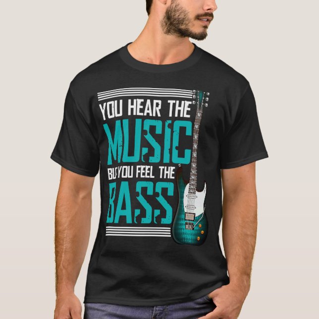 Man hör musiken, men man känner av baserna t shirt (Framsida)