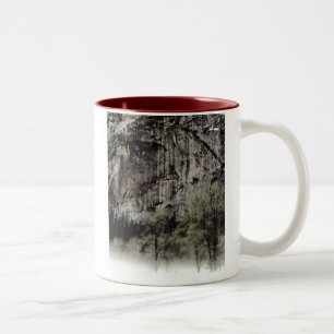 Man i berg, Yosemite nationalpark Två-Tonad Mugg