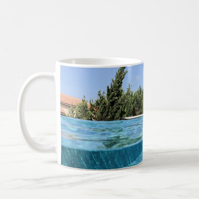 Man i simning med bassäng på morgonen kaffemugg (Vänster)