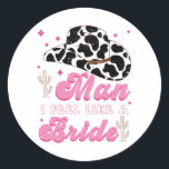 Man jag känner mig som en Western Cowboy Bachelore Runt Klistermärke<br><div class="desc">Man jag känner mig som ett Westernt Bride Cowboy Bachelorette Party</div>