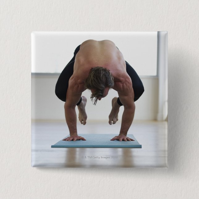 Man jobbar på yoga mat knapp (Framsida)