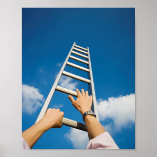 Man klättrar på en stege poster
