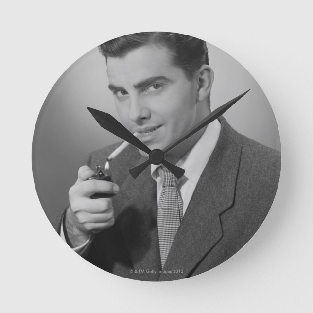 Man Lighting Cigarette Rund Klocka (Framsida)