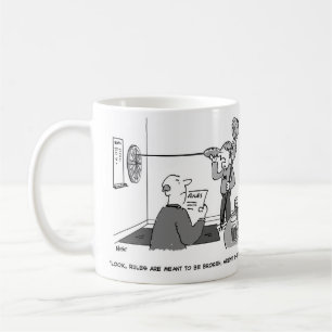 Man lurar att spela ett spel med mördare kaffemugg