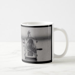 Man med en filmkamera (sköt 1st) kaffemugg