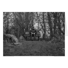 Man med lägenhetlocket på Bench kortet Hälsningskort