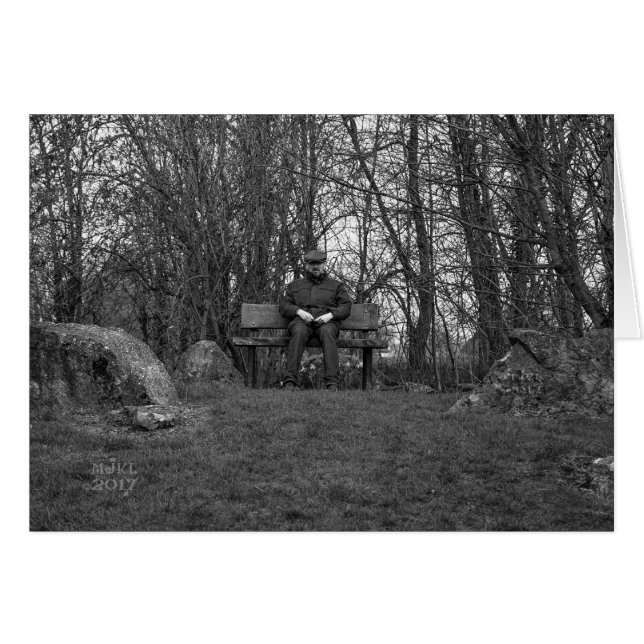 Man med lägenhetlocket på Bench kortet Hälsningskort (Framsidan Horizontal)