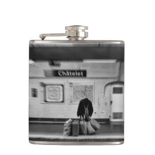 Man med shopping bag i tunnelbanan (Chatelet) Fickplunta