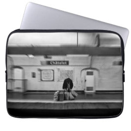 Man med shopping bag i tunnelbanan (Chatelet) Laptop Fodral