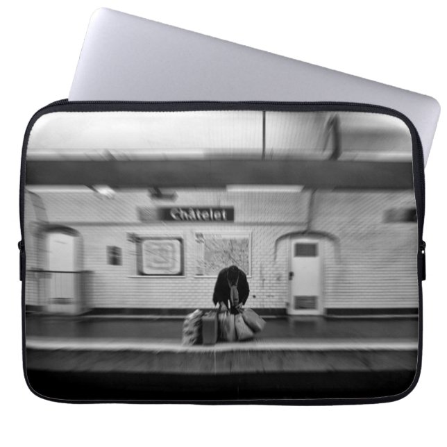 Man med shopping bag i tunnelbanan (Chatelet) Laptop Fodral (Framsidan)