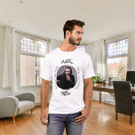 Man myth legend foto namn t shirt<br><div class="desc">Fira hans speciella dag i stil med personligens t-shirt! Med en klassisk vit bakgrund och fet text som lyder: "Mannen, Myth, Legend". Anpassa designen genom att lägga till namn och ett favoritfoto för att göra det verkligt unikt. Denna t-shirt är perfektens gåva till ett legendariskt födelsedagsfirande, Alla hjärtans dag, julfest....</div>