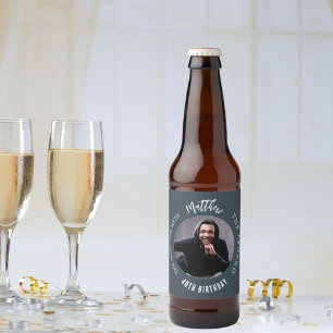 Man myth legend fotokol grått födelsedagsfest ölflaska etikett