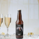 Man myth legend fotot namn svart vit ölflaska etikett<br><div class="desc">En klassisk svart bakgrund. Text: Mannen,  myten,  förklaringen.. Anpassa och lägg till hans namn och foto.</div>