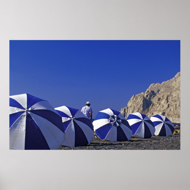 Man och Beach Umbrellas, Santorini (Grekland) Poster (Framsidan)
