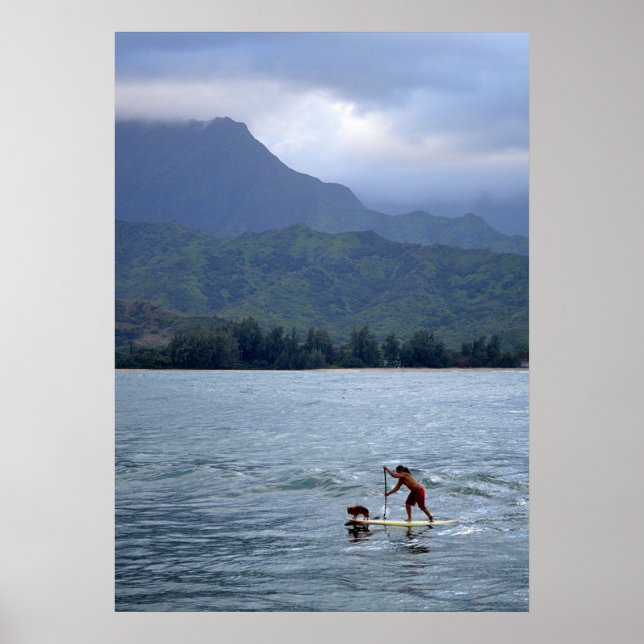 Man och hund på paddelbräda i Hanalei Bay Poster (Framsidan)