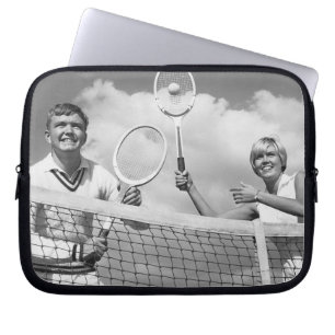 Man och kvinna som leker tennis laptop sleeve