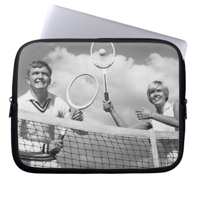 Man och kvinna som leker tennis laptop sleeve (Framsidan)