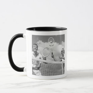 Man och kvinna som leker tennis mugg