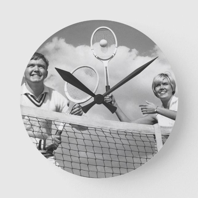 Man och kvinna som leker tennis rund klocka (Framsida)
