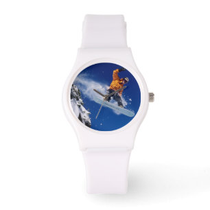 Man på en snowboard som hoppar från en snööverhäng armbandsur