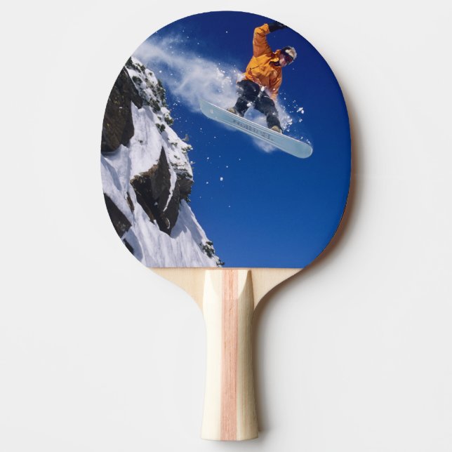 Man på en snowboard som hoppar från en snööverhäng pingisracket (Framsidan)