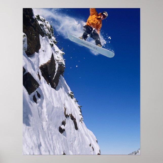 Man på en snowboard som hoppar från en snööverhäng poster (Framsidan)