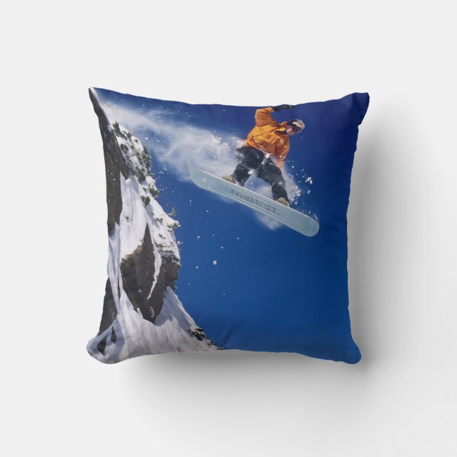 Man på en snowboard som hoppar från en taklist kudde (Framsida)