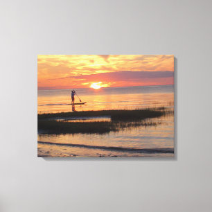 Man på paddelbräda på Cape Cod-stranden Canvastryck