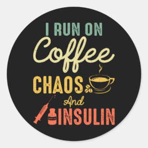 Män ränner på kaos av kaffe och insulin diabetes runt klistermärke
