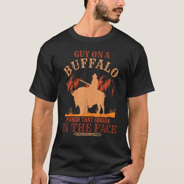 Man Riding Buffalo Possum Possee Graphic Meme T Shirt (Framsida)