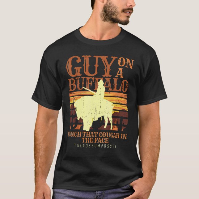 Man Riding Buffalo Possum Possee Graphic Meme T Shirt (Framsida)