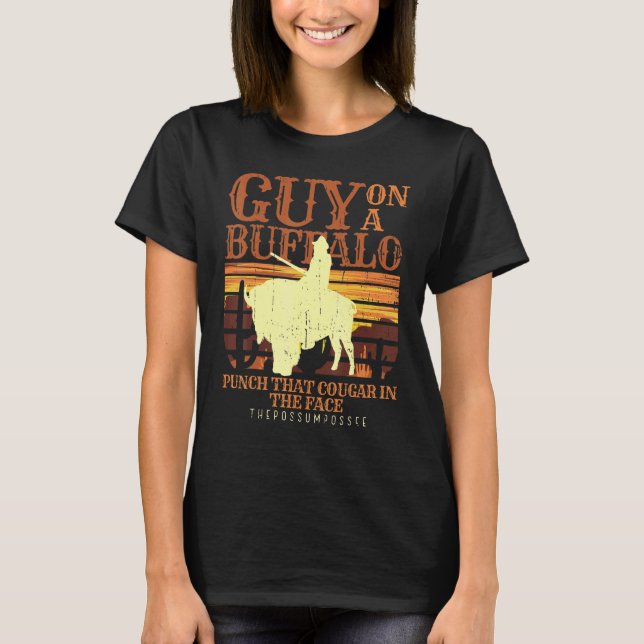 Man Ridning Buffalo Possum Possee Grafisk Meme T Shirt (Framsida)