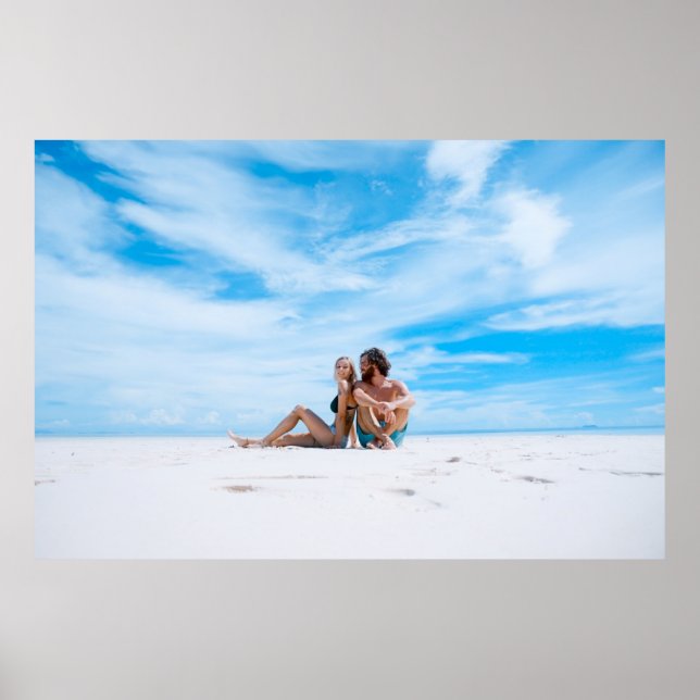 Man sitta bredvid kvinnan i svart bikini-topp poster (Framsidan)