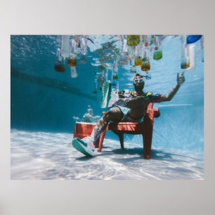 Man sitta på undervattensstol med flytande bott poster