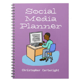 Man som arbetar med sociala medier på en dator. anteckningsbok